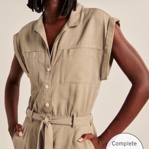 NWOT Abercrombie & Fitch Belted Khaki Tan Belted Utility Jumpsuit Large PETITE